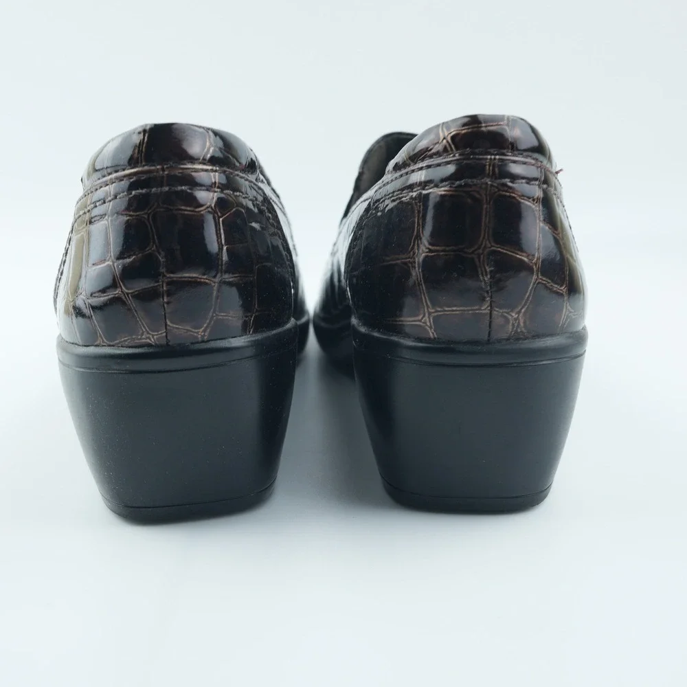 Clarks Loafers Women 8M Brown Croc‎ Embossed Patent Wedge Bendables 38634